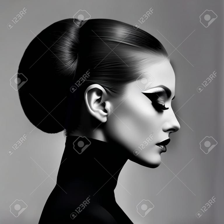Zwart en wit mode kunst studio portret van mooie elegante vrouw in zwarte coltrui. Haar wordt verzameld in hoge straal. Elegante ballet stijl