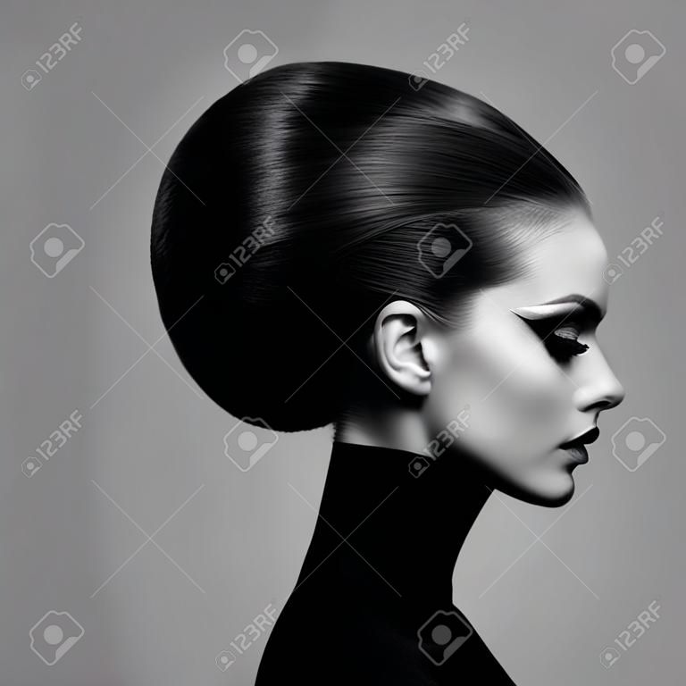 Zwart en wit mode kunst studio portret van mooie elegante vrouw in zwarte coltrui. Haar wordt verzameld in hoge straal. Elegante ballet stijl