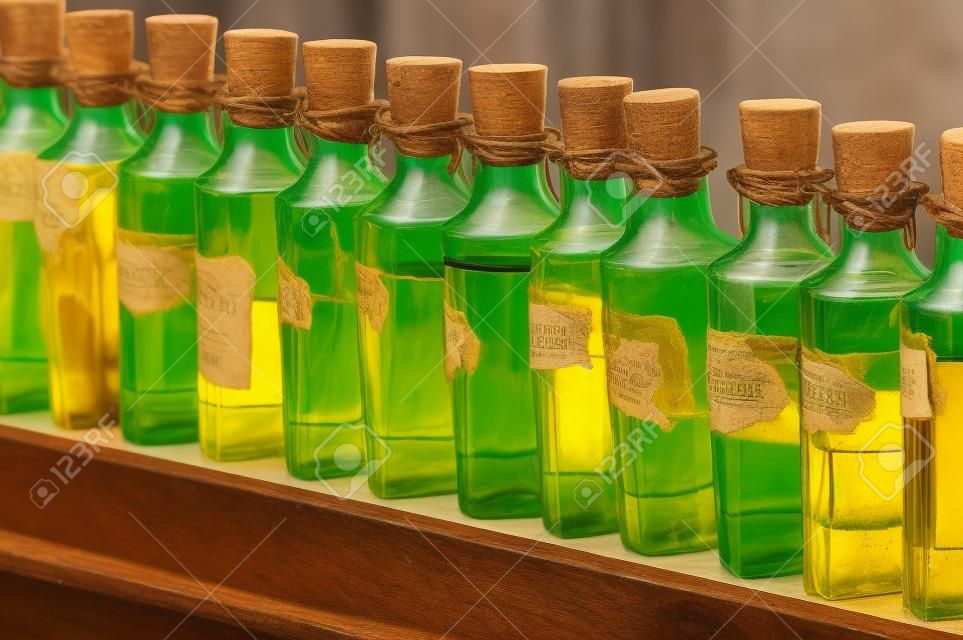 Выстроились в линию старинные бутылки с эфирными маслами и ароматизаторами. выстроились в линию ароматы и масла.