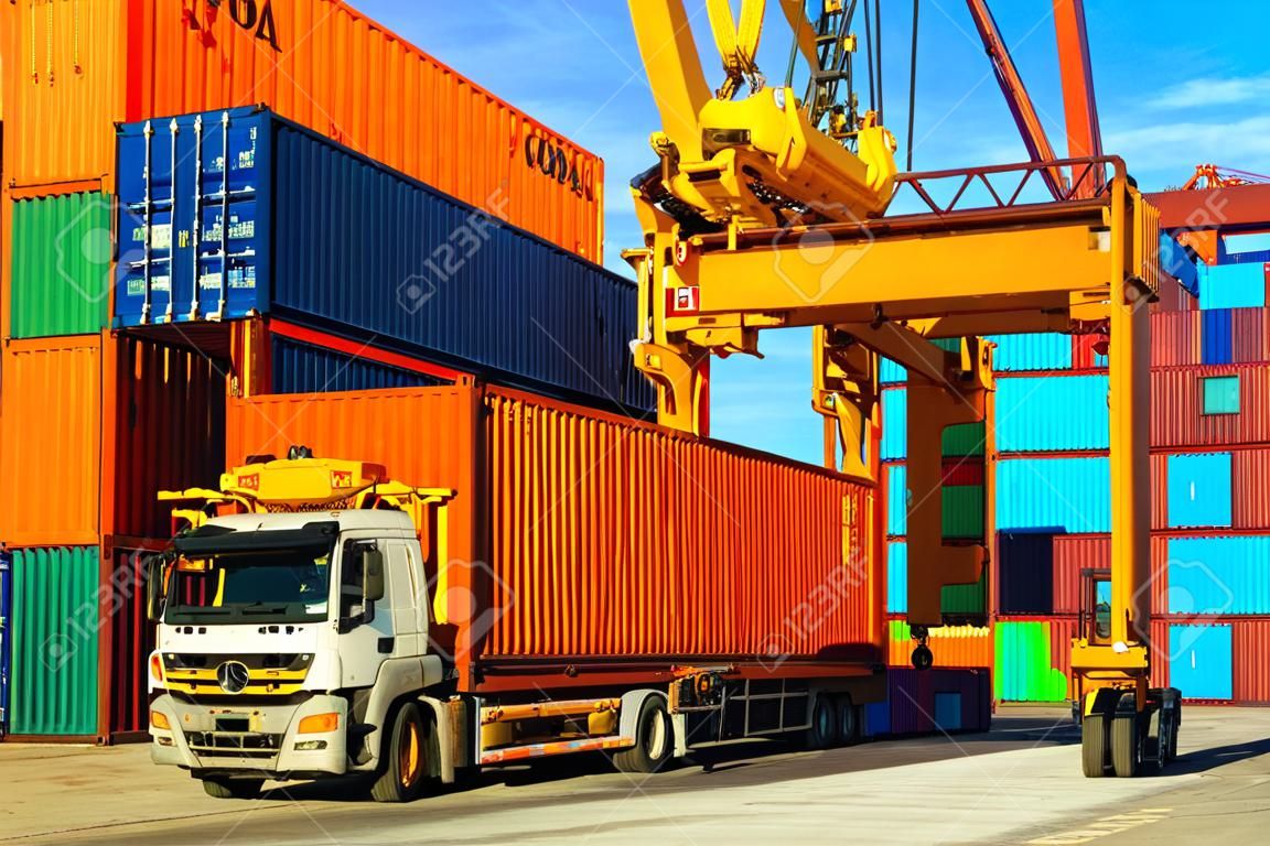Containerumschlag. Container-LKW, der Container am Hof abholt. Hafenlogistik, Betrieb von Containerhöfen.