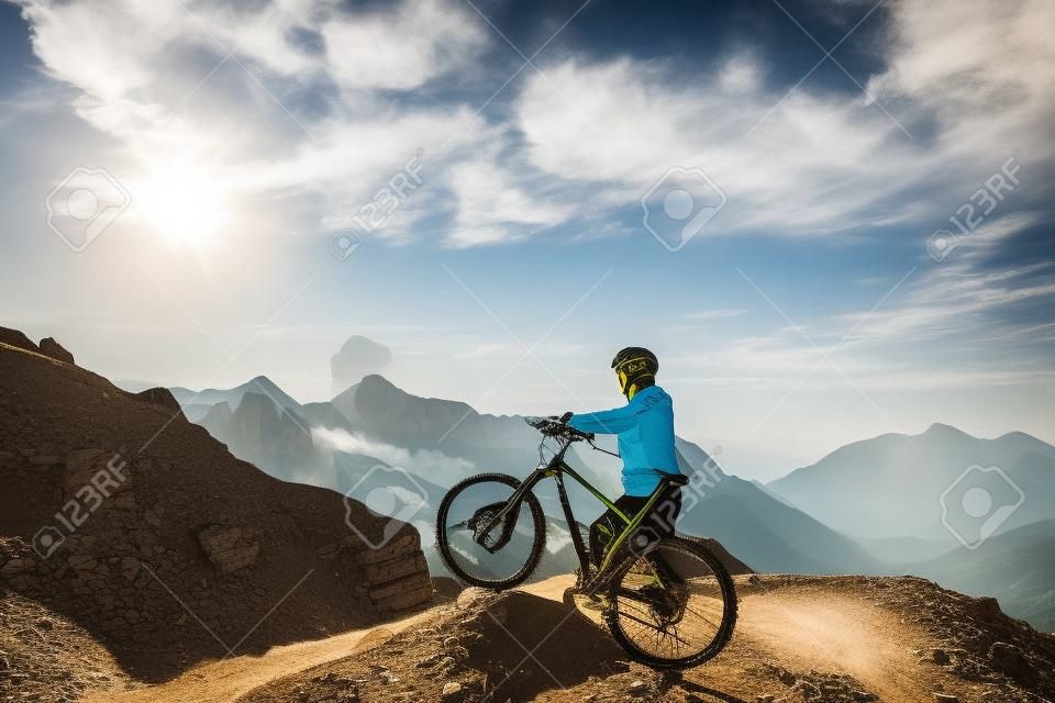 VTT - femme sur le vélo, Dolomites, Italie