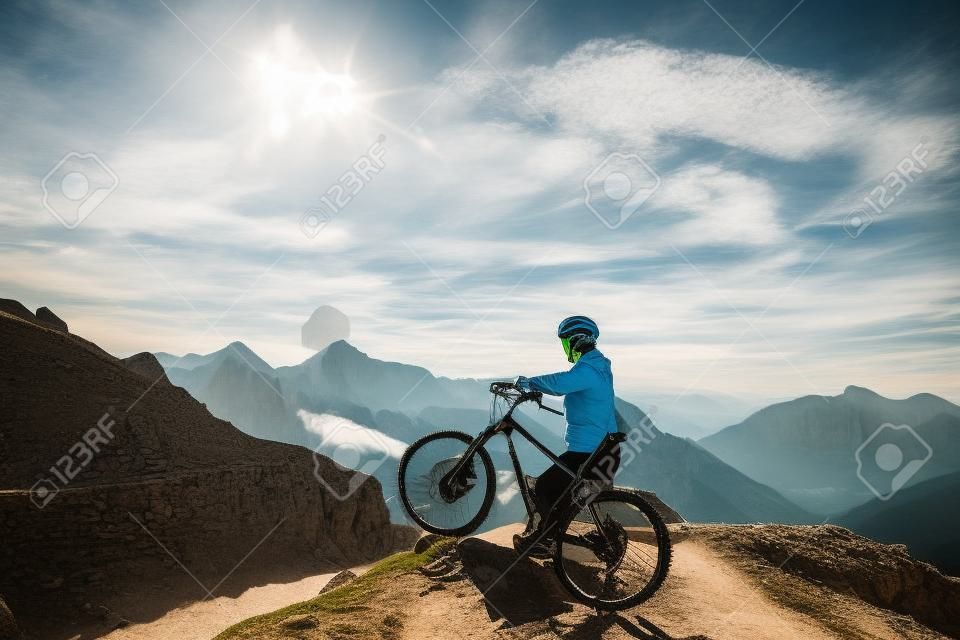 Bicicleta de montaña - mujer en bicicleta, Dolomitas, Italia