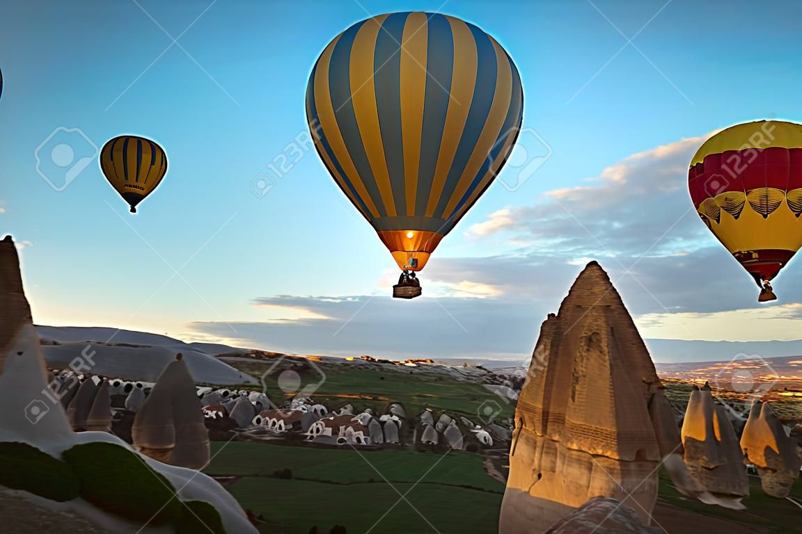 熱氣球飛越卡帕多西亞地區，土耳其