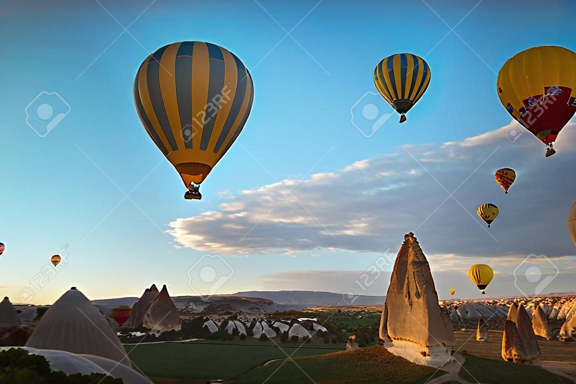 熱氣球飛越卡帕多西亞地區，土耳其