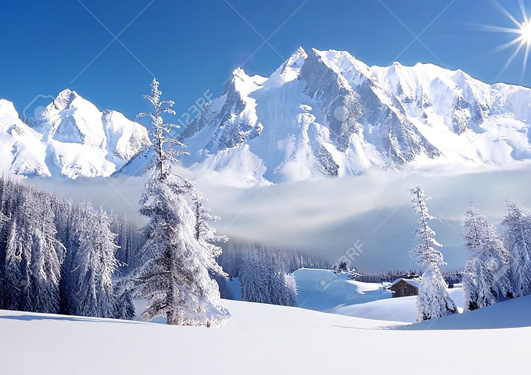 Rano w górach. Zimowy krajobraz z świeżym śniegu