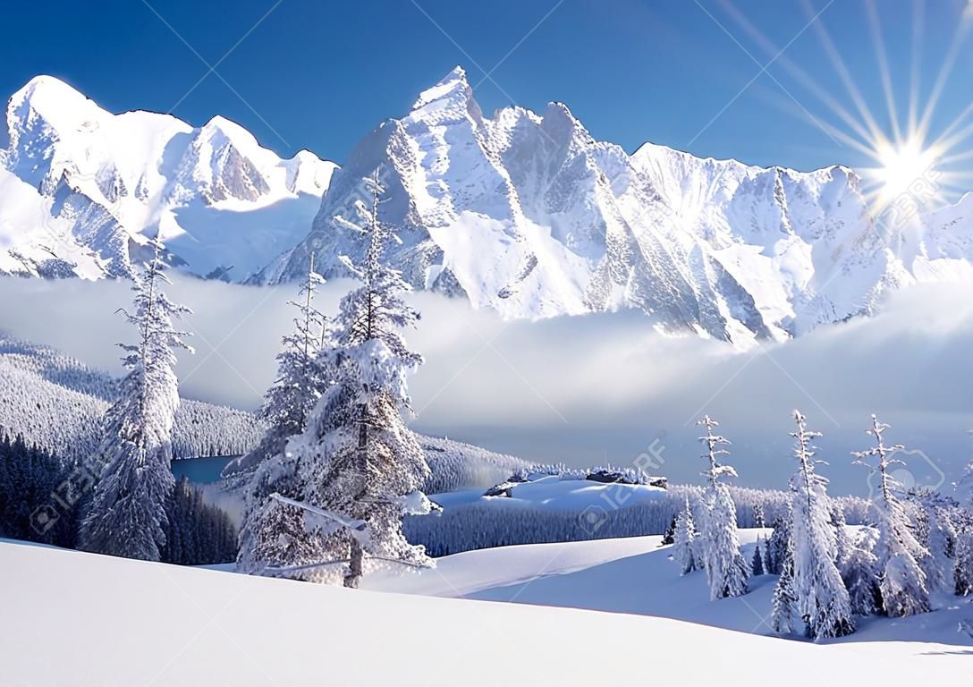 山の朝。新鮮な雪と冬の風景