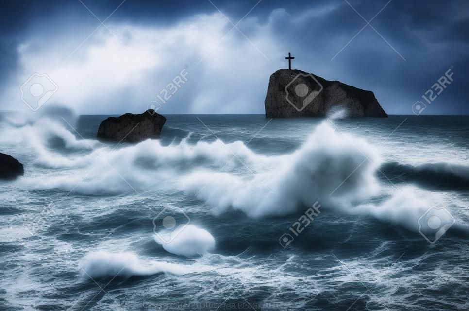 Sturm Meer mit schönen Wellen. Seelandschaft mit einem Felsen. Christian Kreuz auf dem Felsen. Bewölkten Tag, das schlechte Wetter. Krim