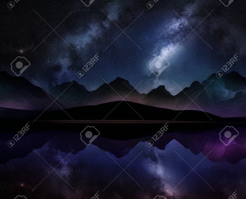 Céu noturno com estrelas e a Via Láctea sobre um lago de montanha. Colagem de dois quadros.