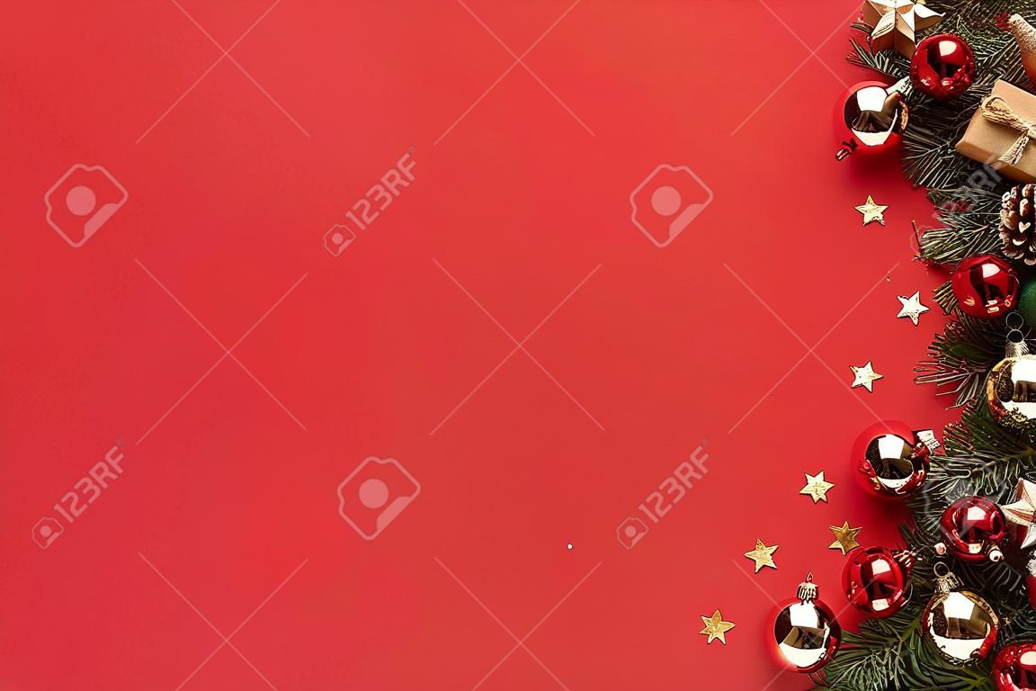 Bordo dell'ornamento di Natale su fondo rosso con lo spazio della copia