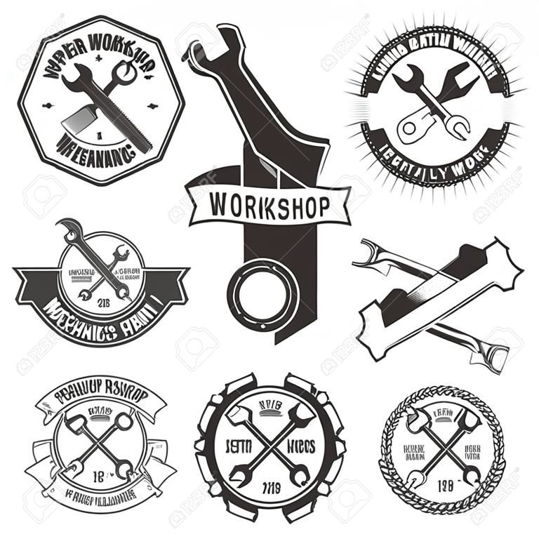 Logo für Reparaturwerkstatt. Emblem Mechanik. Werkzeuge Mechanik - Maulschlüssel, verstellbarer Schraubenschlüssel. Hand mit einem Schraubenschlüssel. Logo Werkstatt im Stil der alten Schule.