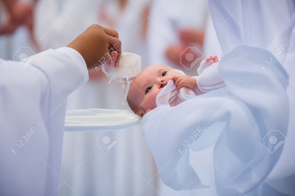 Ceremonia de bautismo en la Iglesia.