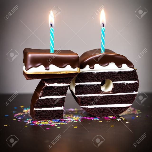 70 歳の誕生日または記念日の祭典の点灯ろうそくと紙吹雪で囲まれたチョコレートの誕生日ケーキ