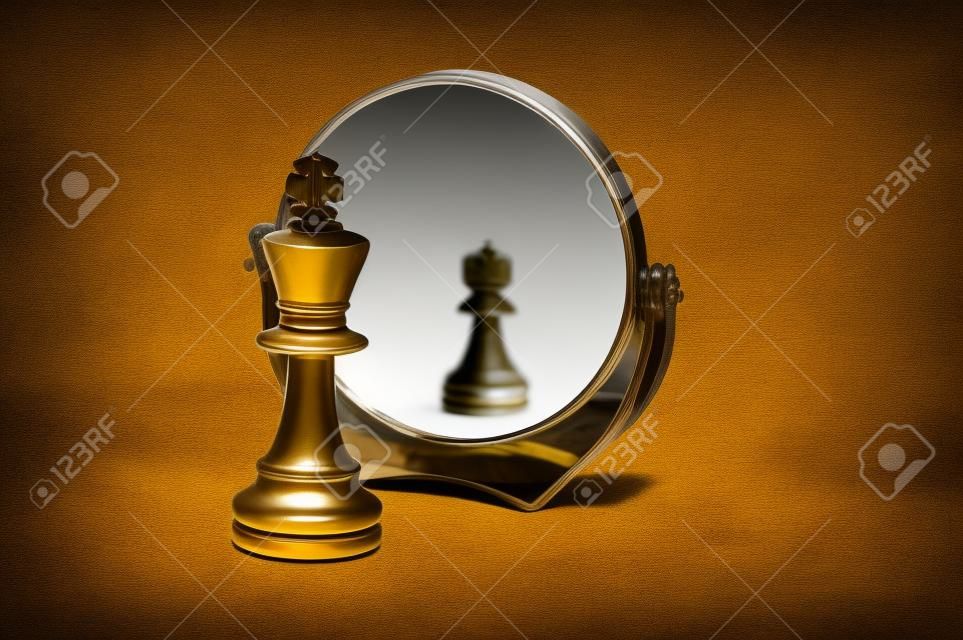 Roi d'échecs, pion d'échecs, le contraste, reflet de miroir,