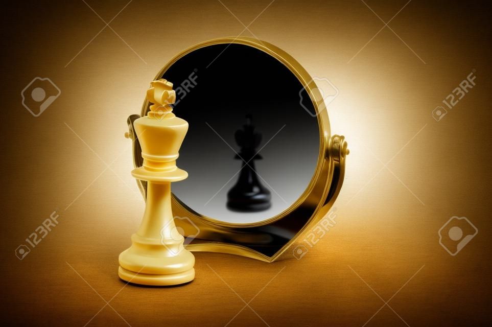 Roi d'échecs, pion d'échecs, le contraste, reflet de miroir,