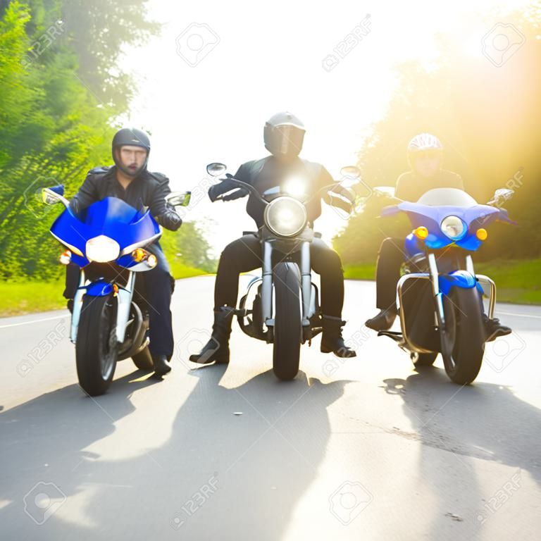 自転車、バイク、大きなチョッパー バイク、オンロード スポーツ バイクの上に座って