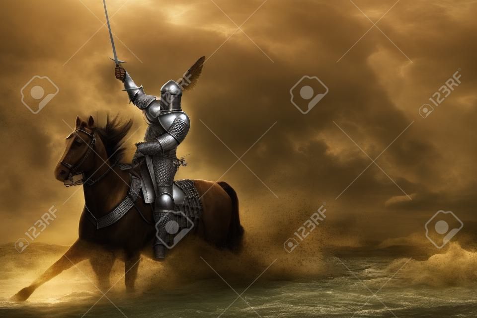 Un hombre adulto con una antigua armadura de caballero con una espada monta un caballo en un río a lo largo de una orilla de arena y posa