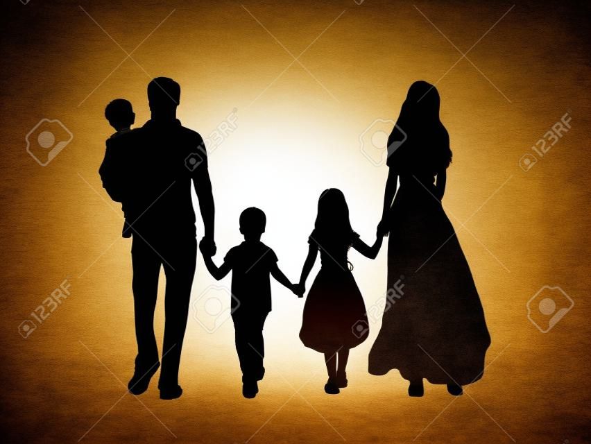 Familie Silhouetten Vater Mutter und drei Kinder von hinten
