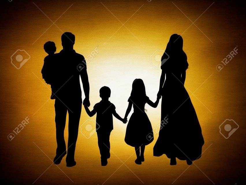 Familie Silhouetten Vater Mutter und drei Kinder von hinten