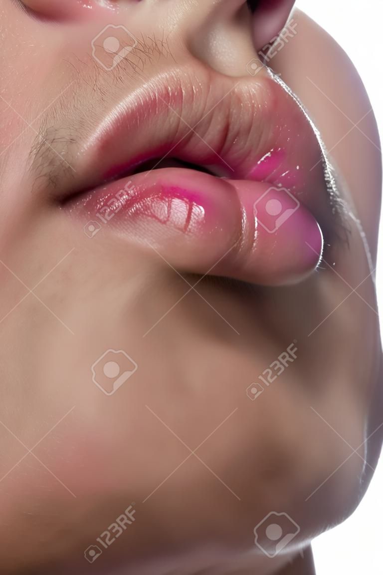 Feche acima da imagem de lábios masculinos contra um fundo branco