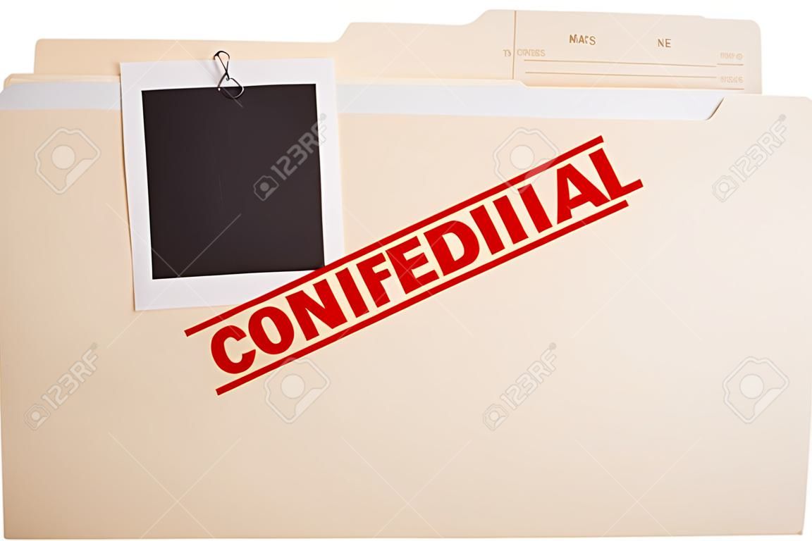 Una carpeta con la etiqueta "CONFIDENCIAL" con una película en blanco recortado a lo