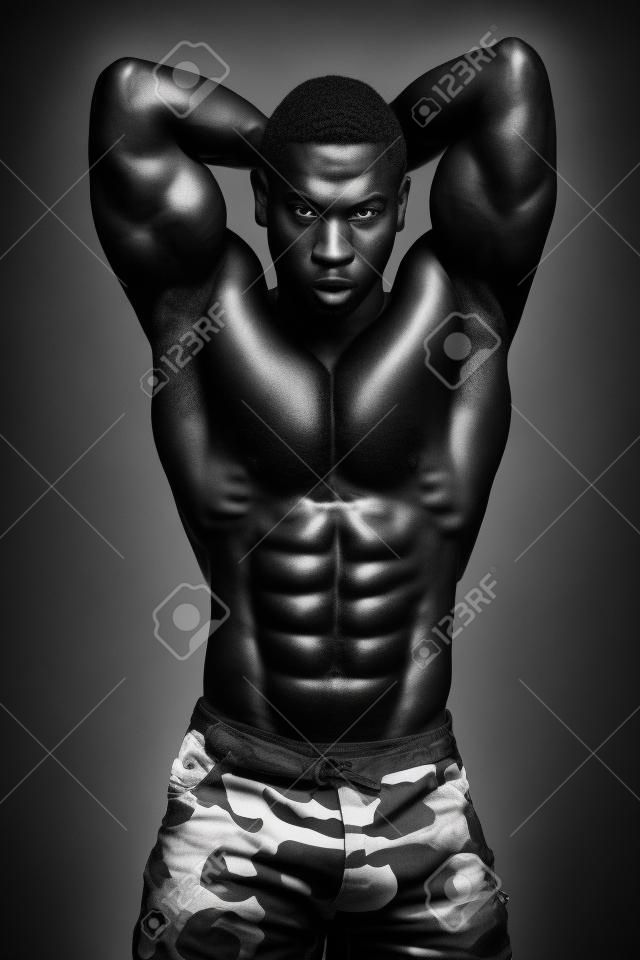 Hombre negro musculoso en una imagen vertical