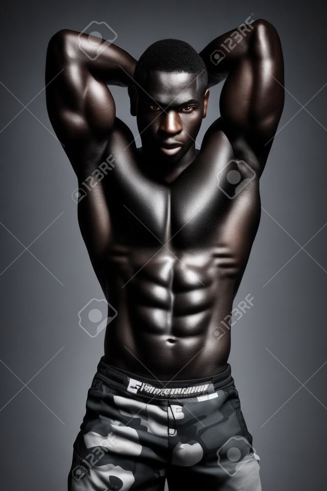 Hombre negro musculoso en una imagen vertical