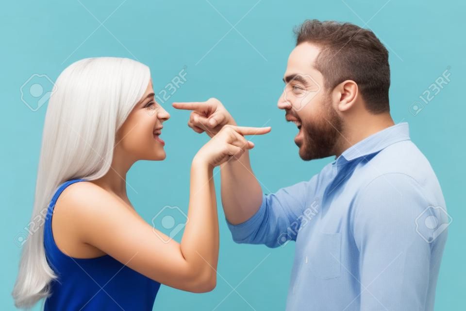 Immagine orizzontale di una coppia che punta il dito l'uno sull'altro