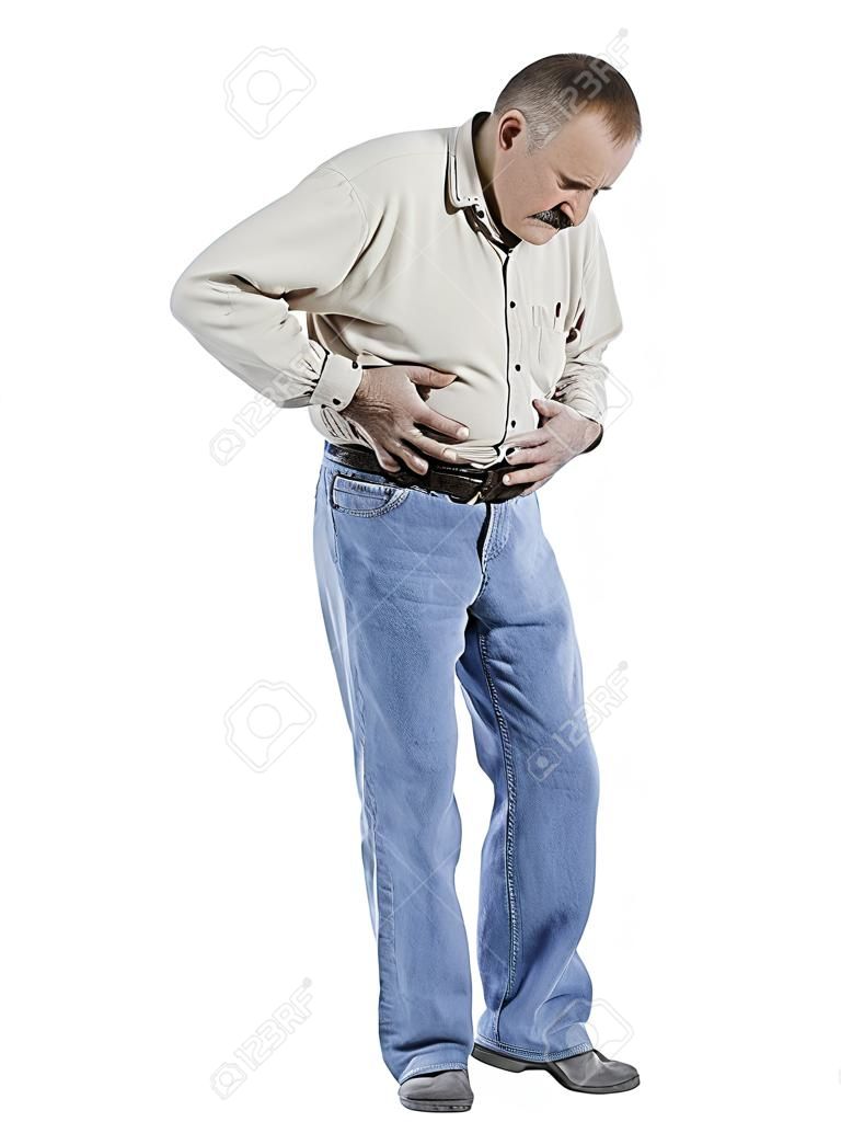 白い背景に立っている間胃の痛みに苦しんでいる老人のイメージ