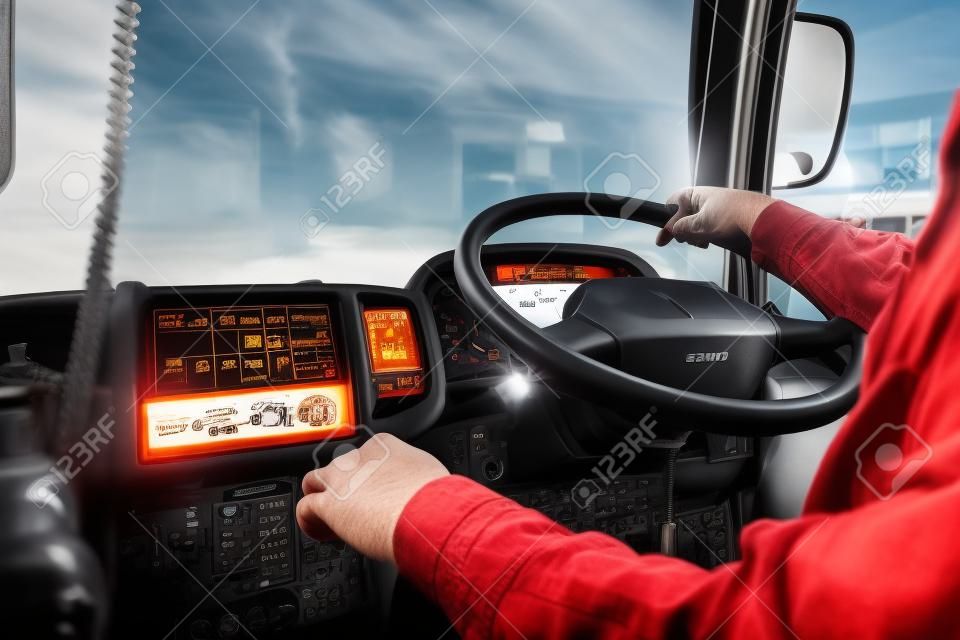 Lkw-Fahrer fährt mit einer Hand weiter und wechselt die Gänge, Der Mann hinter dem Sattelschlepper-Lenkrad, Spot-Fokus.