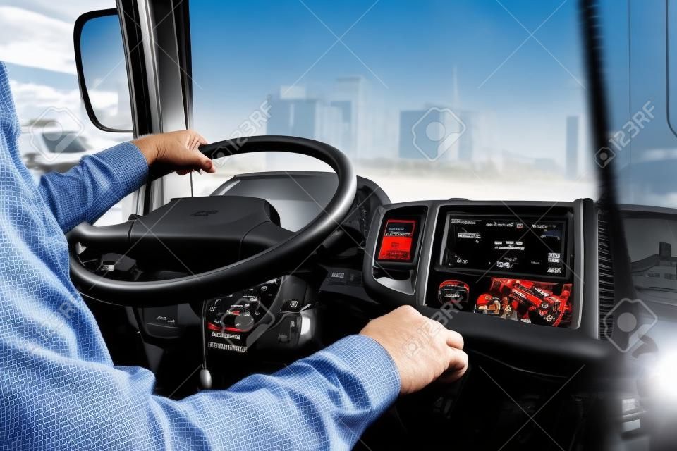 트럭 운전사는 한 손으로 계속 운전하고 기어를 변경하고, Semi Truck Steering Wheel 뒤에 있는 남자, 초점을 맞춥니다.