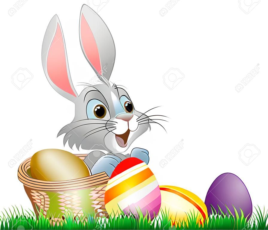 Huevos blancos del conejito de pascua mira a escondidas sobre una cesta de huevos de chocolate