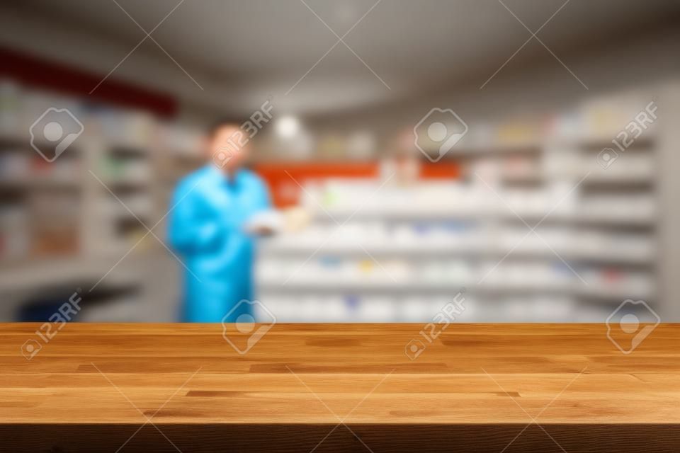 Tampo de contador de madeira vazio na farmácia de borrão (loja de química ou farmácia) fundo