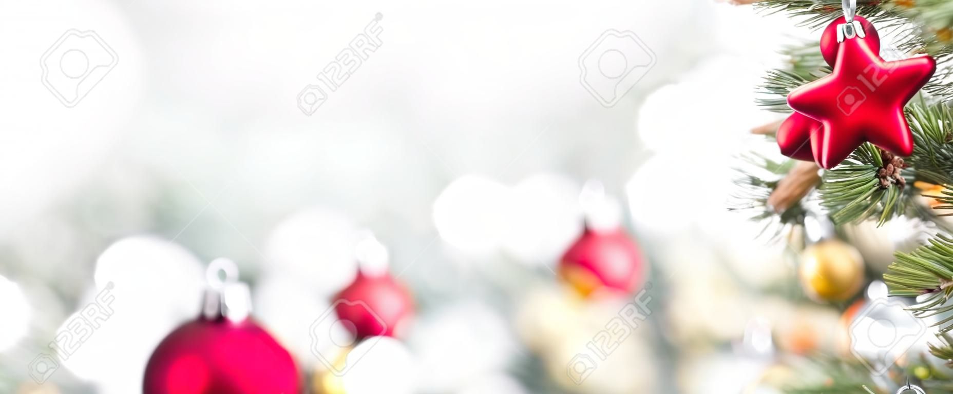 Gros plan d'ornements colorés sur l'arbre de Noël, fond de bannière panoramique avec espace copie