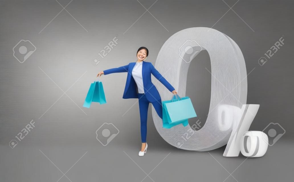 Sorridente bella giovane donna asiatica che fa shopping con la promozione del pagamento rateale dell'interesse %