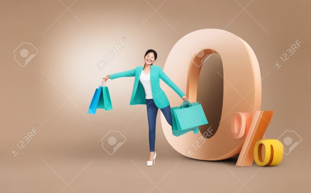 Sonriente joven y bella mujer asiática de compras con promoción de pago a plazos de% de interés