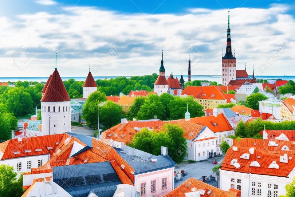 Tallinn, Estland: uitzicht vanuit de lucht op de oude stad in de zomer