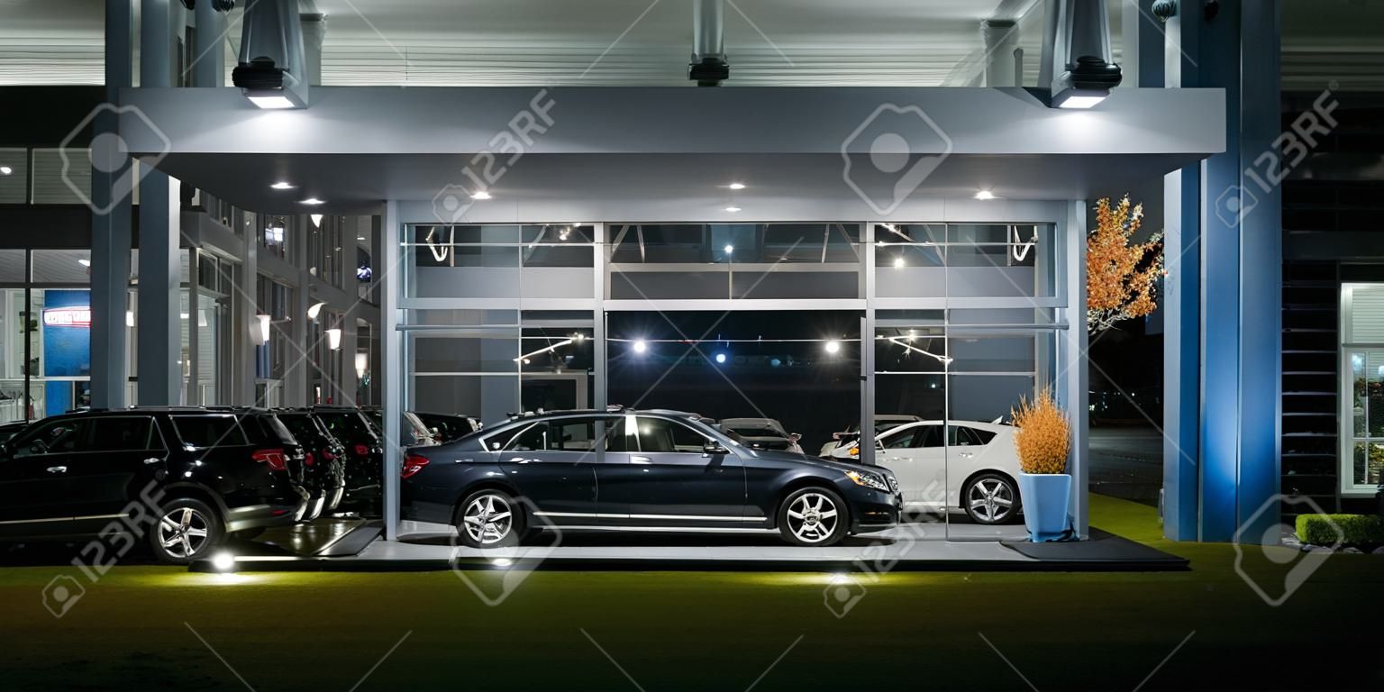 Äußere eines modernen Auto-Salon, Nachtaufnahme.