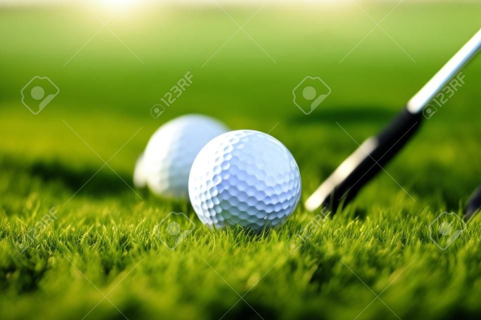 Clubes de golfe e bolas de golfe em um gramado verde em um belo campo de golfe com sol da manhã.Pronto para golfe no primeiro short.Sports que as pessoas ao redor do mundo jogam durante as férias para a saúde.