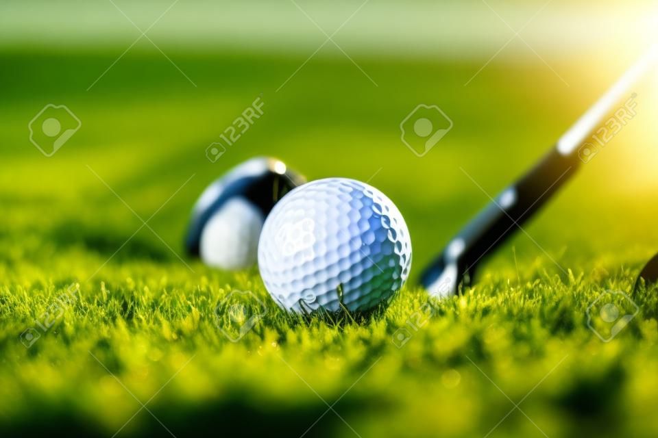 아침 햇살이 아름다운 골프 코스의 푸른 잔디밭에 있는 골프 클럽과 골프 공. 첫 번째 짧은 골프 준비. 휴일 동안 전 세계 사람들이 건강을 위해 하는 스포츠.