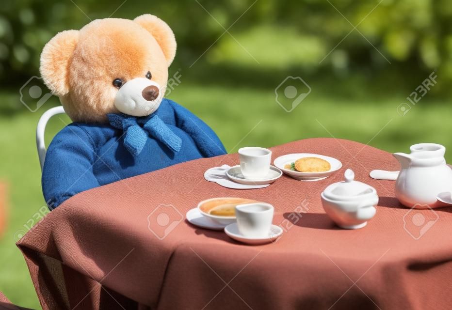 Photo en plein air de nounours assis à cour et le petit déjeuner anglais