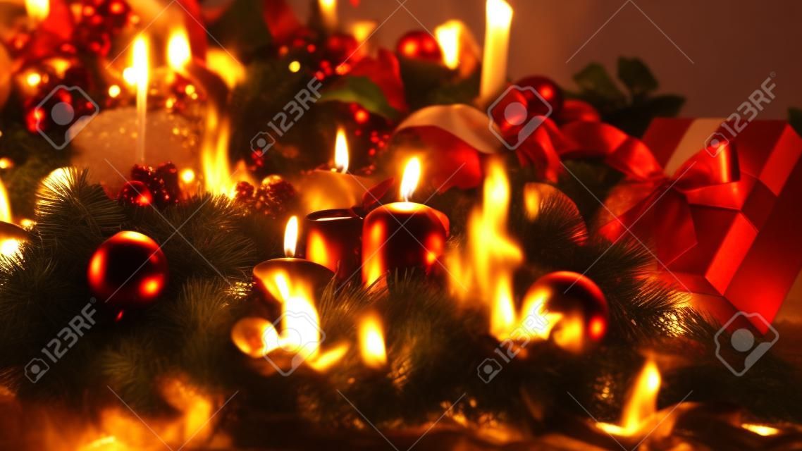 Closeup foto de três velas em chamas na coroa decorativa na véspera de Natal