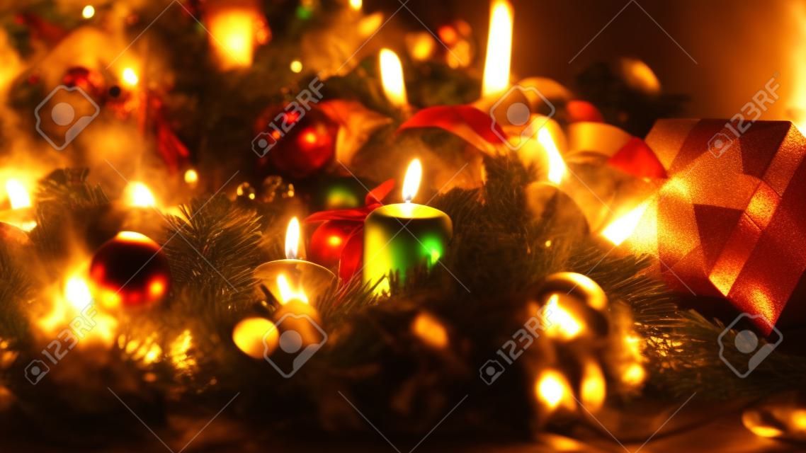 Closeup foto de três velas em chamas na coroa decorativa na véspera de Natal