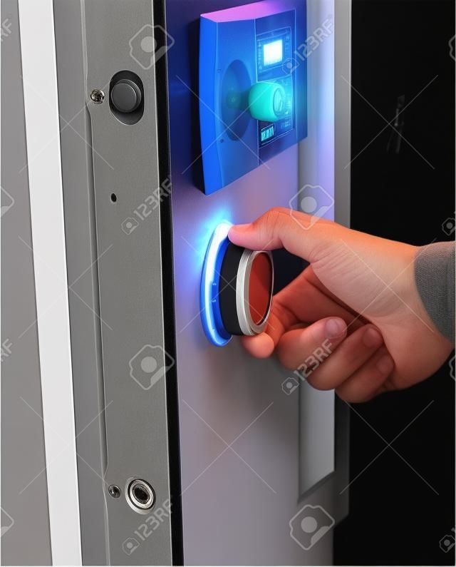 Abrir la puerta de la caja fuerte con cerradura digital