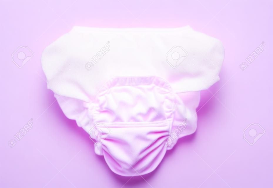 흰색 배경에 고립 된 핑크 기저귀