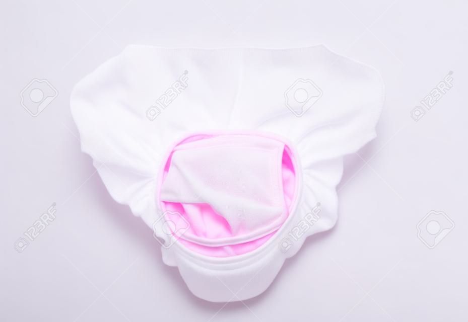 Pañal rosa aislado sobre fondo blanco.
