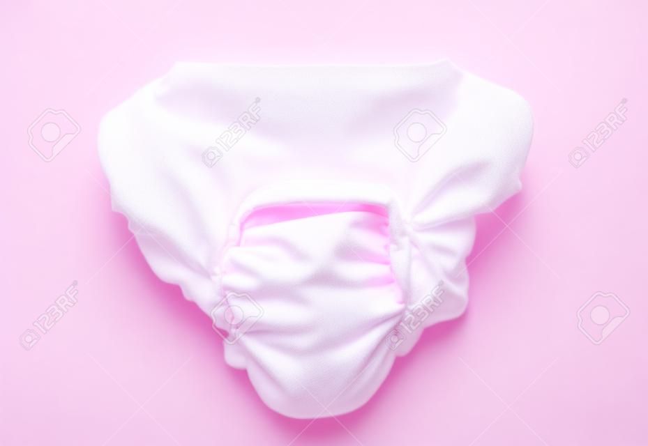 Pannolino rosa isolato su sfondo bianco
