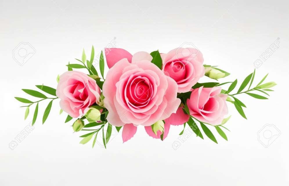 Rose rosa e fiori di eustoma in una composizione floreale isolata su bianco