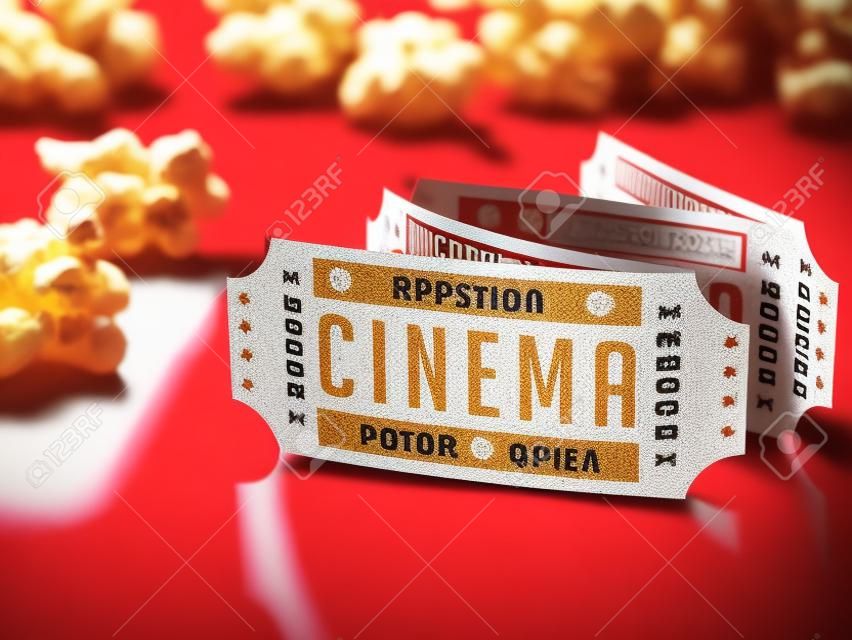 Eintrittskarte ins Kino mit Popcorn herum. Clipping-Pfad enthalten.