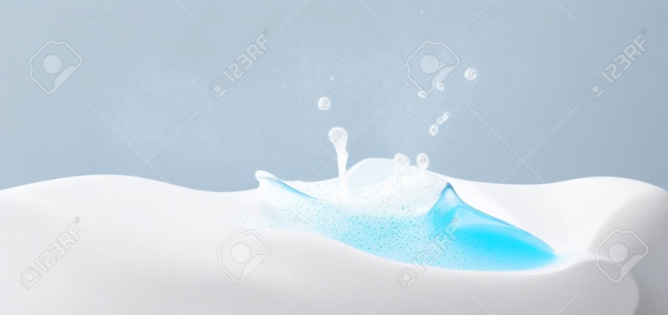 spruzzi di latte isolato su sfondo bianco