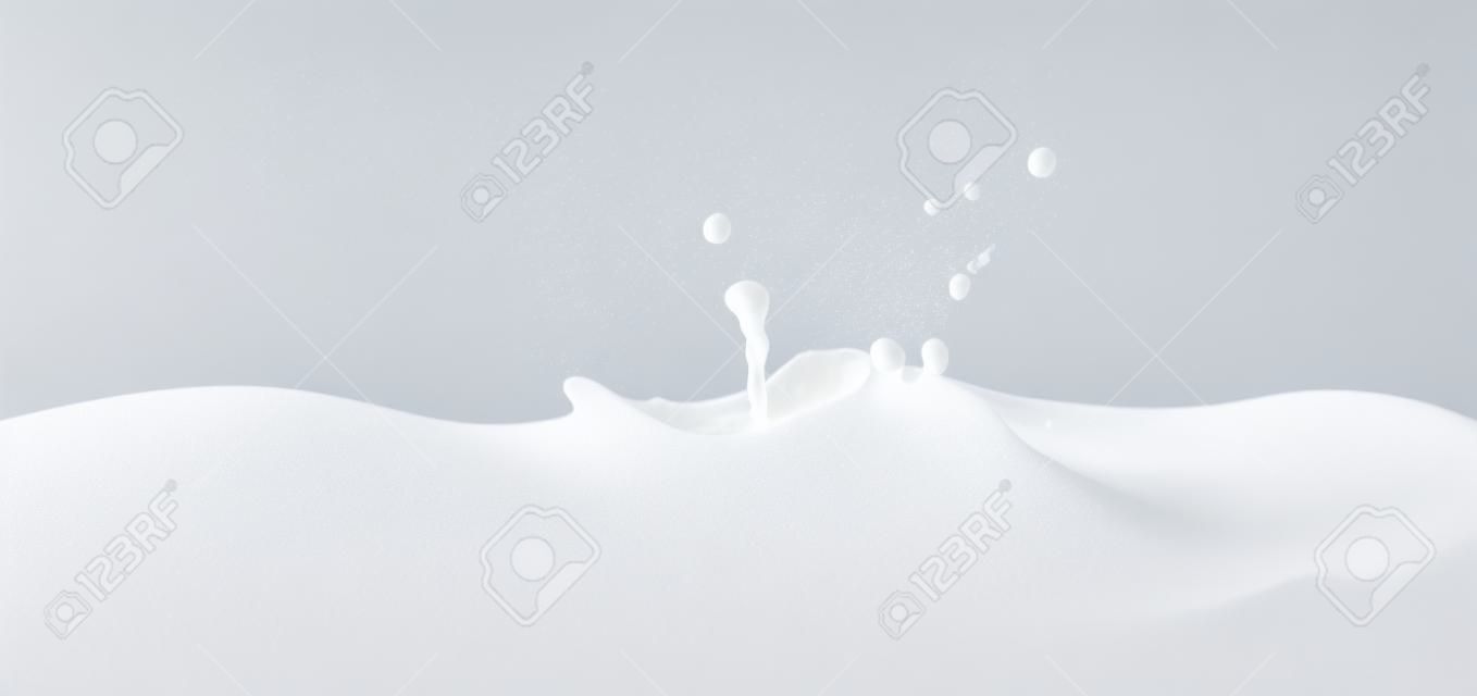spruzzi di latte isolato su sfondo bianco